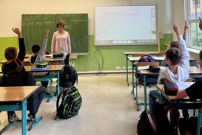 Blick in eine Klasse am neuen Sportcampus Klingenthal. Seit diesem Jahr läuft hier ein Schulversuch. Gymnasiasten und Oberschüler lernen in der Sportklasse. 