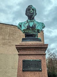 Das Denkmal für den Pädagogen Friedrich Dittes in Irfersgrün.