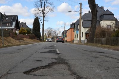 Die Zwönitzer Straße in Grünhain in Richtung Moosheide. Diese Straße befahren viele, die von der Autobahn kommen.
