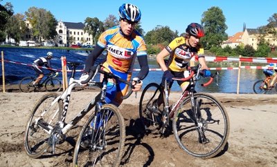 In der Cross-Saison ist für die Radsportler - in diesem Fall Sten Brückner (l.) vom RSV 54 Venusberg - des Öfteren auch Schieben angesagt. 