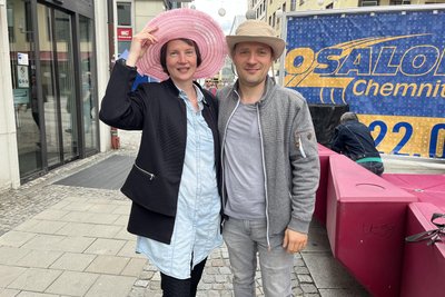 Ivonne Heindel trägt einen rosafarbenen Sommerhut und Carsten Thümling einen Safari-Hut.