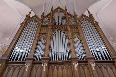 Die Klänge der Auerbacher Jehmlich-Orgel bereiten Freude. Denis Kirchhoff verbindet mit der Orgelbank unangenehme Erinnerungen. Dort habe ein sexueller Übergriff auf ihn stattgefunden.