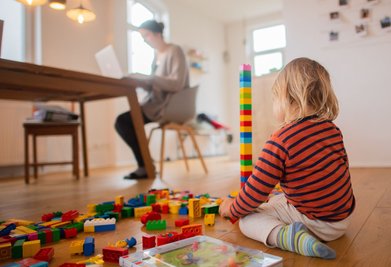 Viele Frauen machen das Unmögliche möglich - weil sie müssen: Arbeiten während sie Kinder betreuen.