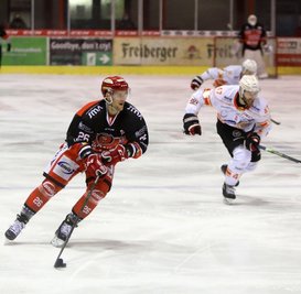 Timo Gams (links) für die Eispiraten beim Spiel gegen Kaufbeuren.