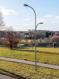 Hier, im Bereich der Grünfläche neben dem Regenrückhaltebecken im Gewerbegebiet Tauscha, soll der Mobilfunkmast gebaut werden. 