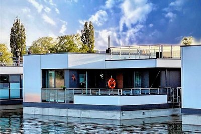 Das Hausboot in Holzständerbauweise ist auf einem mit Styropor gefüllten Betonschwimmkörper gegründet.