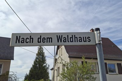 Mehrere Straßen sind nach dem Waldhaus benannt.