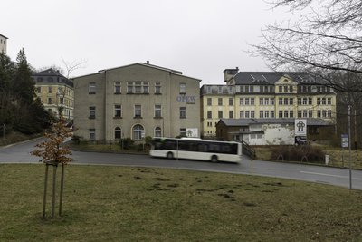 Über Jahrzehnte befand sich das OPEW-Hauptwerk auf dem Gelände, wo der neue Supermarkt entstehen soll. Ein Teil der Gebäude grenzte an die Wilischstraße. Im Untergrund wurde nun der Hohlraum entdeckt.