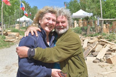 Blockhausen ist ihr Lebenswerk: Steffi und Andreas Martin, hier beim Pfingstcup im Kettensägen.