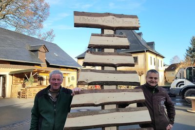 Der Ellefelder Wünschebaum ist startklar, braucht aber noch etwas Festschmuck. Gebaut haben ihn Andreas Kühn (links) und Thomas Dressel.