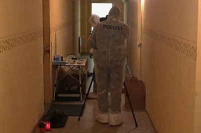 Kriminaltechniker der Polizei sicherten Spuren vor der Tür der Wohnung, in der ein 58-Jähriger tot aufgefunden worden war. Als Zeichen der Trauer hat jemand Grablichter neben die Tür gestellt.