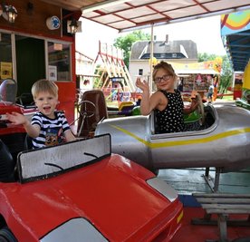 Die Geschwister Jonas und Leonie Arnold aus Chemnitz hatten Samstag ihren Spaß auf dem Rummel in Niederwürschnitz. 