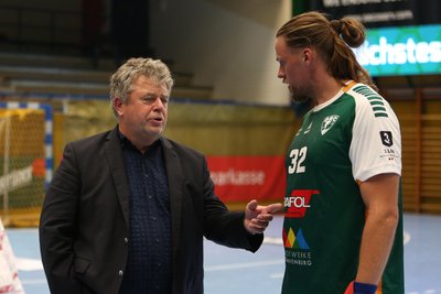 Viele Wiedersehen und Gespräche mit alten Bekannten gab es für den Ex-Auer Kevin Lux (r.), auch mit EHV-Manager Rüdiger Jurke.