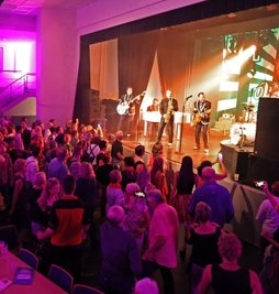 "The Firebirds" aus Leipzig haben am vergangenen Samstag für ein volles Haus und ausgelassene Stimmung im Schützenhaus gesorgt. Es war die erste große Veranstaltung nach langer Partypause. 