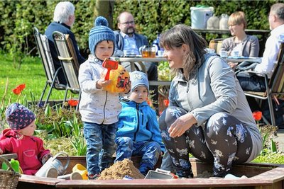 Kultusminister Christian Piwarz (hinten Mitte) besuchte im Mai die Kindertagespflege "Borstelkinder" in Freiberg. 