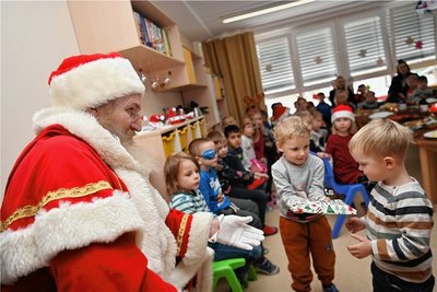 Seit 2007 ist Jörg Lembck, mit grauweißem Bart, Mantel und Mütze eine imposante Erscheinung, jedes Jahr zur Adventszeit als Weihnachtsmann unterwegs. Nun feierte er in Rochlitz in der DRK-Kita "Kleine Strolche" Premiere.