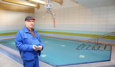 Hausmeister Matthias Hauck testet das technischen Zubehör des Bewegungsbeckens. 