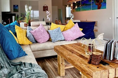 Der Couchtisch entstand aus Holzbalken. Die fristeten nach der Sanierung des Herolder Elternhauses an der Zschopauer Straße viel zu lange schon ein tristes Dasein. 