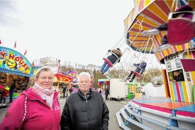 Familie Hammerschmidt ist seit mehr als 200 Jahren im Schaustellergeschäft tätig. Heike Hammerschmidt mit ihrem Onkel Martin Hammerschmidt (Mitte) und ihrer Cousine Doreen (rechts), die an der Kasse des Kettenfliegers sitzt.