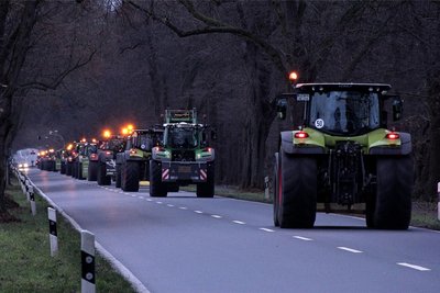 In Niedersachsen machten sich am Sonntag Landwirte mit ihren Traktoren auf den Weg nach Berlin. Dort findet am Montag eine große zentrale Kundgebung von Landwirten statt.