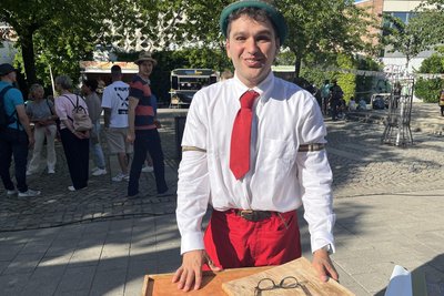 Zauberkünstler Tom Timon wohnt in Berlin. Seine Mutter ist Brasilianerin, sein Vater Brite. Geboren wurde er in New York.