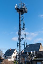Blick auf einen Antennenmast an der Pestalozzistraße in Penig. In der Stadt gibt es viele solcher Anlagen.