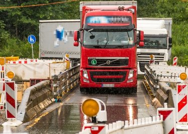Es geht eng zu an der Baustelle zwischen Zöblitz und Marienberg. Da Lkw deutlich länger für den Abschnitt benötigen, wurden nochmals die Ampeleinstellungen geändert.