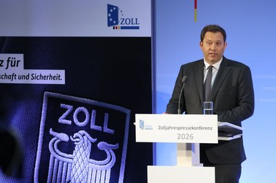 Bundesfinanzminister Klingbeil auf dem Flughafen Leipzig/Halle. Der deutsche Zoll soll gestärkt werden.