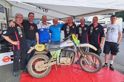Obwohl es nur etwa die Hälfte dieser Fahrer ins Ziel schaffte, wirkte das komplette MZ-Team Trophy Sport abends im Fahrerlager am alten MZ-Werk glücklich und zufrieden.
