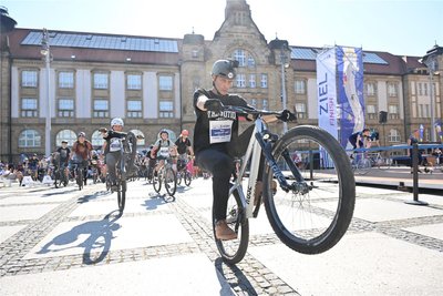 Mountainbike-Profi Lukas Knopf beim Start seiner City-Tour 2023 mit jungen BMX- und Dirtbike-Fahrern.