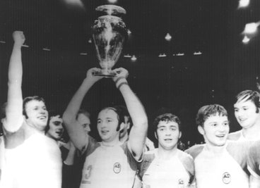 Die Freude war dem jungen Dietmar Schmidt (Zweiter von rechts) anzusehen, als er 1975 mit Frankfurt den Europapokal gewann. 