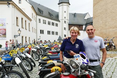 Bei der Maschinenabnahme am Freitag war der prall gefüllte Hof des Schlosses Wildeck für US-Fahrer Fred Hoess und seine Mutter Barbara, die immer noch bei allen Rennen dabei ist, ein unvergessliches Bild.