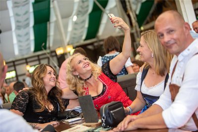 Beim Fotografieren fotografiert. Silke Fischer (rechts) und Freundin Alexandra Kölbel machen ein Selfie.
