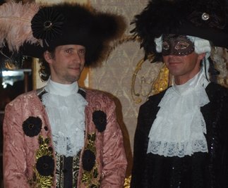 
              <p class="artikelinhalt">Marc Antonio (l.) mit Thomas Friedrich bei der Anprobe in Venedig: Antonio wird dort auf dem Maskenball "Il Ballo del doge" fotografieren.</p>
            