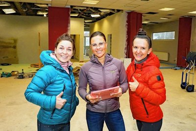 Jennifer Riedel, Stefanie Grund und Carolin Urban (von links) freuen sich schon auf die neuen Räume für ihr Unternehmen "Famletic" in Langenhessen. Derzeit haben dort noch die Handwerker das sagen.