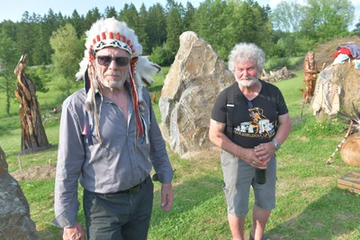 Defa-Indianer Gojko Mitić besuchte im Frühsommer 2025 Blockhausen im Erzgebirge, hier mit „Sauensäger“ Andreas Martin.