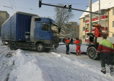 
              <p class="artikelinhalt">Ein 40-Tonner ist am Dienstagmorgen auf der Stollberger Straße an der Einmündung Parkstraße in das Gleisbett der Straßenbahnlinie 4 gerutscht.</p>
            