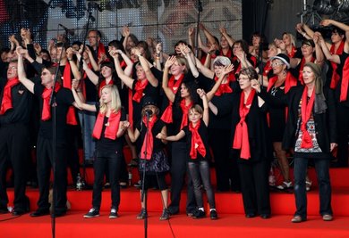 Hand in Hand auf der Bühne am Schlossplatz zum Tag der Sachsen in Freiberg: Der erzgebirgische Gospelchor ist morgen in den Kirchen Neuhausen und Augustusburg nochmals zu erleben.