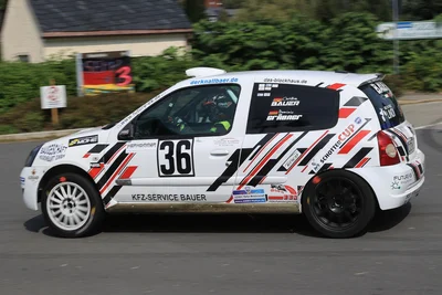 Christian Bauer und Dominic Gräbner steuerten aus Sicht des gastgebenden MC Grünhain das beste Ergebnis bei der Jubiläums-Rallye bei. Sie wurden im Renault Clio Ragnotti Klassenzweite und Gesamtzwölfte.