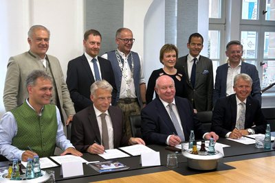 Ministerpräsident Michael Kretschmer (hinten, 2.v.l.) wohnte der Unterzeichnung bei.
