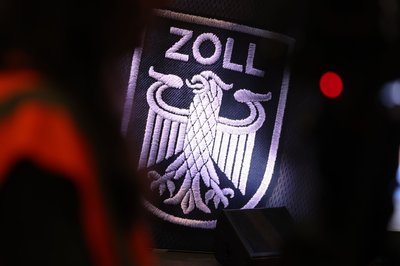 Derzeit hat der Zoll rund 49.000 Beschäftigte. Dieses Jahr sollen 1.500 Stellen beim Zoll dazukommen.