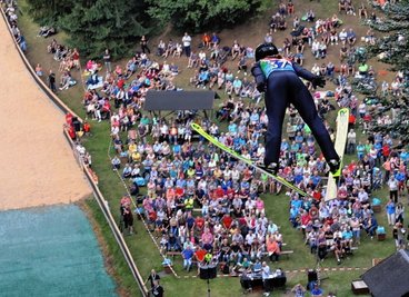 Den Ausblick auf so viele Fans haben Skispringerinnen im Gegensatz zu ihren männlichen Kollegen selten. Beim Ladies-Cup in Pöhla ist das anders, wie auch Klara Lebelt vom VSC Klingenthal im vergangenen Jahr erfuhr. Diesen Freitag und Sonnabend steigt auf der Pöhlbachschanze die 21. Auflage des beliebten Wettbewerbs. 