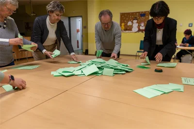 Wahlhelfer beim Auszählen der Stimmen zur später für ungültig erklärten Bürgermeisterwahl am 3. März in Großschirma.