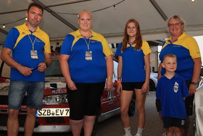 Rallye liegt bei dieser Familie im Blut und auch bei der 20. Rallye Grünhain waren alle im Einsatz: Daniel Herzig sowie Linda, Gina und Conny Apfelstädt (v. l.) plus Filius Aaron.
