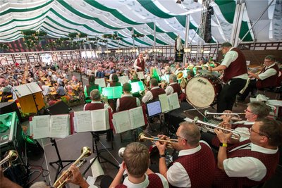 Am frühen Abend spielte das Stadtorchester Klingenthal und verbreitete ausgelassene Stimmung.