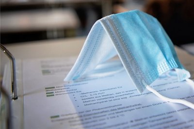 In der Grundschule werden keine Masken getragen und viele Kinder spielen gemeinsam. Daher wird die gesamte Klasse in Quarantäne geschickt, wenn ein Coronafall auftritt. 