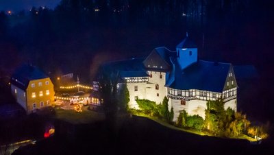 110 Schwibbögen beziehungsweise beleuchtete Dreiecke in den Fenstern sowie mehrere Außenstrahler machen das Schloss Rauenstein in diesen Tagen zum Hingucker. 