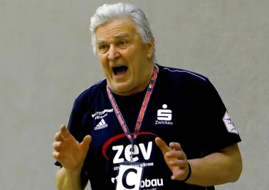 70 und kein bisschen leise: Dietmar Schmidt ist als Co-Trainer der Zwickauer Bundesliga-Handballerinnen voll dabei. "Ich bin stolz und froh, in meinem Alter noch so eine Aufgabe ausfüllen zu dürfen", sagt er. 