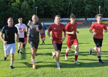 Die Landesliga-Fußballer des FC Lößnitz sind wieder ins Training gestartet. Dazu gehören auch Laufeinheiten. 