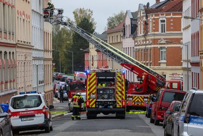 Die Meeraner Feuerwehr im Einsatz auf der Philippstraße.